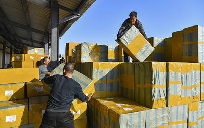 新疆巴克圖口岸新春外貿(mào)迎來“開門紅”，運輸貨物打包服務(wù)助力貿(mào)易暢通